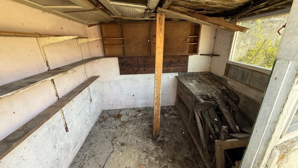 Lot: 133 - VACANT END-TERRACE HOUSE - Exterior image of garden shed